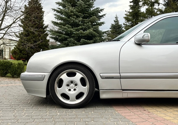 Mercedes-Benz Klasa E cena 15950 przebieg: 228000, rok produkcji 2001 z Żukowo małe 137